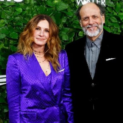Julia Roberts usa terno de bolinhas inspirado nos anos 80 por Tom Ford no Gotham