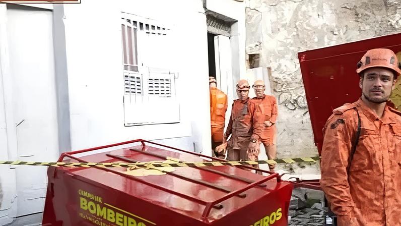 Casarão desaba no Catete, Rio, e deixa feridos