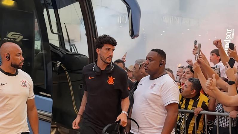 Elenco do Corinthians foi recebido com festa no Rio de Janeiro para a final da Copa do Brasil contra o Vasco