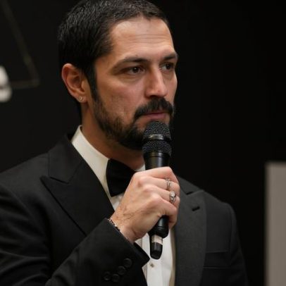 Gabriel Leone recebe prêmio de destaque no audiovisual em Men Of The Year