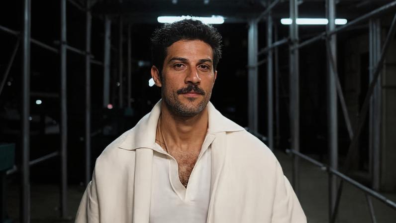 Chay Suede rebate pergunta sobre medidas corporais: a conta não fecha