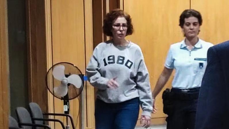 A deputada licenciada Carla Zambelli chega para audiência no Tribunal de Apelações de Roma, em 27 de agosto de 2025. — Foto: TV Globo