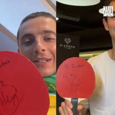 Calderano presenteia Timothée com raquete autografada em sessão de Marty Supreme