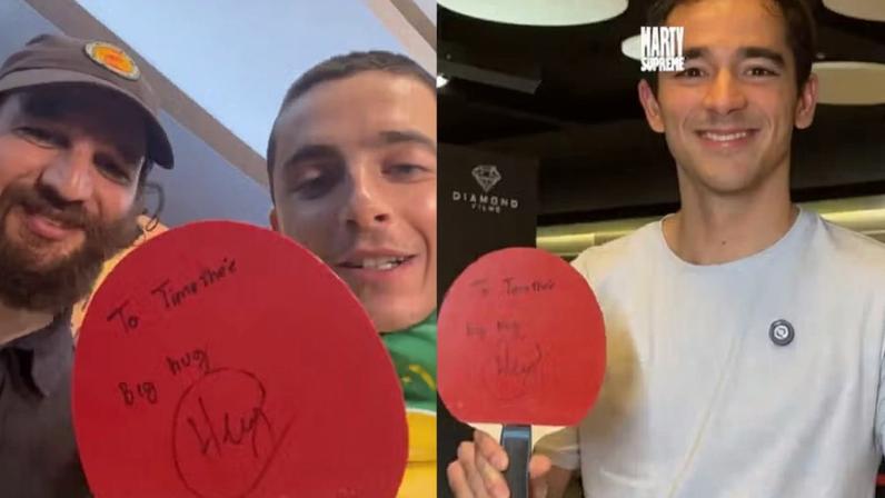 Calderano presenteia Timothée com raquete autografada em sessão de Marty Supreme