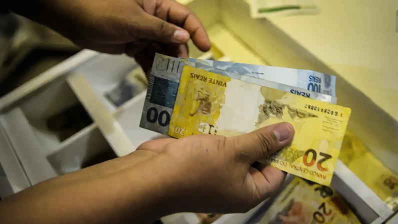 Trabalhadores devem sacar abono salarial até hoje para evitar espera - Foto: Agência Brasil