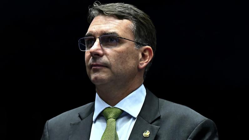 Senador Flávio Bolsonaro confirmou apoio do pai, o ex-presidente Jair Bolsonaro, para disputar a Presidência em 2026. (Foto: Jefferson Rudy/Agência Senado)