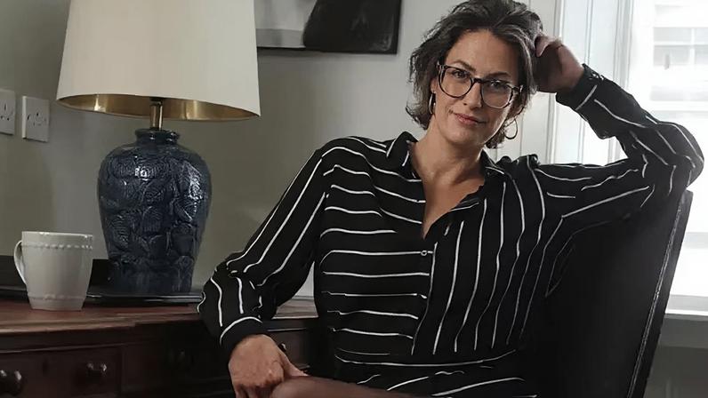 Madelaine Thomas conta que sua experiência pessoal de ter suas imagens íntimas vazadas forneceu a ela uma visão única da questão, que a levou a fundar uma empresa de tecnologia — Foto: Image Angel/via BBC