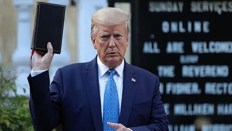Governo Trump suspende imigração para 19 países após ataque. Revisão de green cards e naturalizações será rigorosa para imigrantes, incluindo os que entraram - Foto: Reprodução