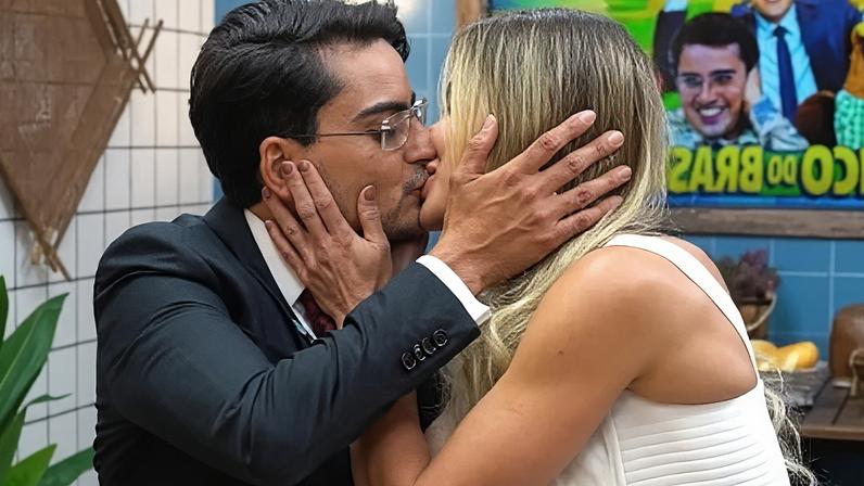 Dudu Camargo e Saory Cardoso pretendem continuar romance fora de "A Fazenda 17"