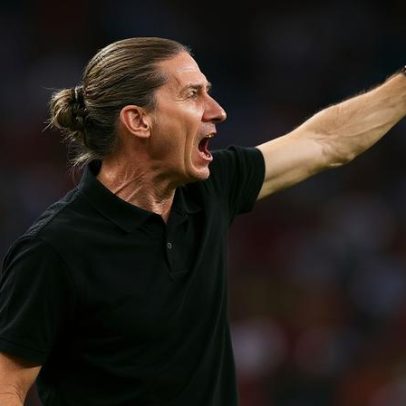 Filipe Luís usa preto por motivo ligado a Steve Jobs