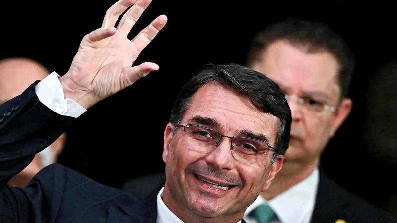 Flávio Bolsonaro confirma a própria candidatura a presidente, com apoio de Bolsonaro. (Foto: André Borges / EFE)