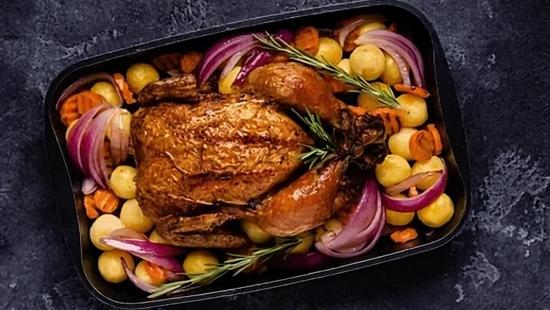 Peru assado com legumes (Imagem: Tatiana Bralnina | Shutterstock)