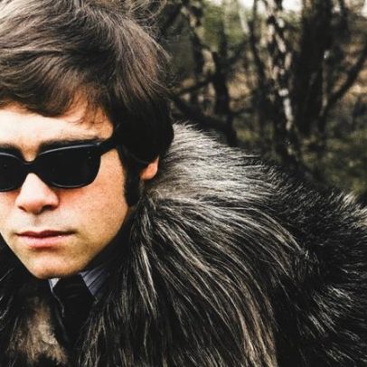 Elton John lê trecho de Giant Steps, memoir de Derek Shulman