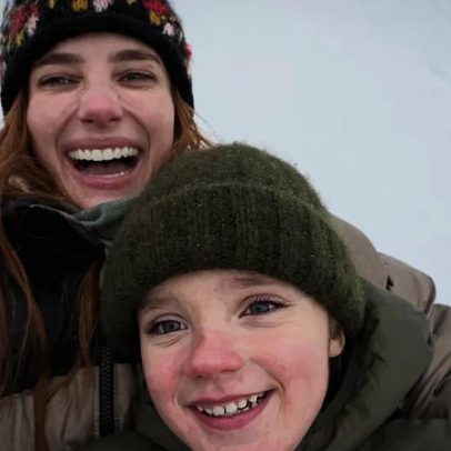 Emma Roberts mostra rara foto do filho Rhodes, 4 anos, na neve