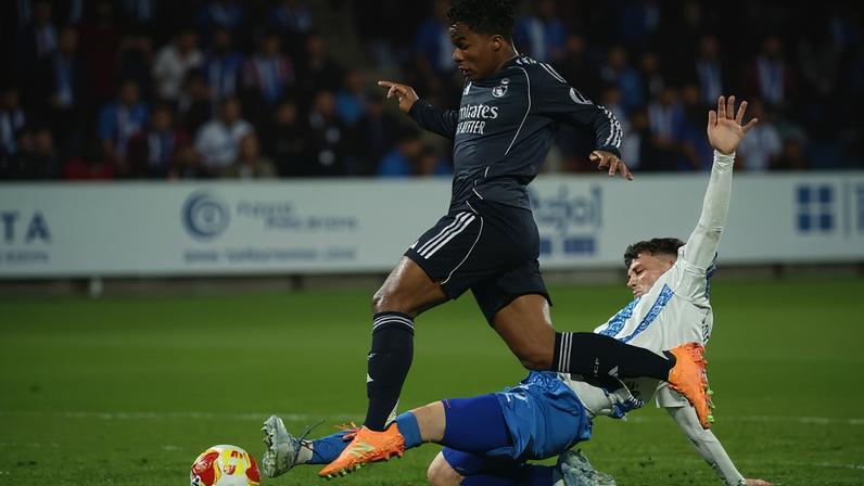 Endrick, do Real Madrid, disputa a bola com David Cuenca, do Talavera, pela Copa do Rei (Foto: Thomas Coex/AFP)