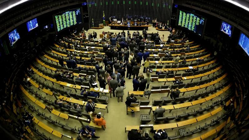 Vista do plenário da Câmara dos Deputados antes do início da votação do texto da reforma tributária, em Brasília, na noite desta quinta-feira, 6 de julho de 2023. — Foto: CLÁUDIO REIS/ENQUADRAR/ESTADÃO CONTEÚDO