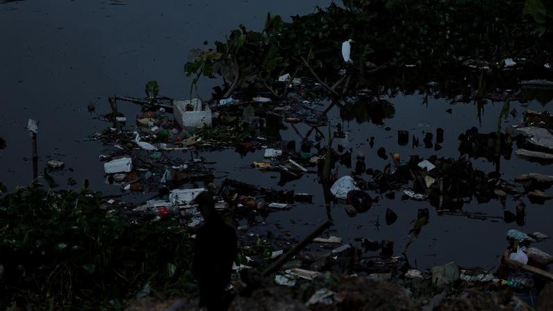 Esgoto a céu aberto na cidade de Belém expõe forma como o desenvolvimento é tratado na Amazônia. (Foto: Tânia Rêgo/Agência Brasil)