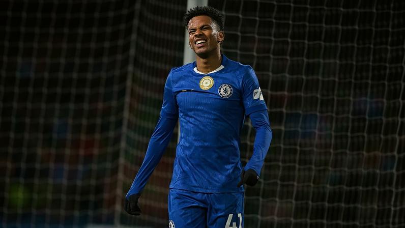 Estêvão lamenta gol perdido pelo Chelsea (Foto: JUSTIN TALLIS / AFP)