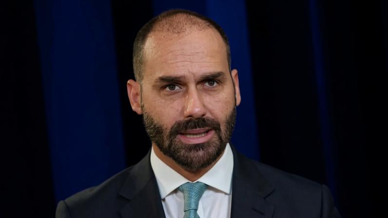 Eduardo Bolsonaro e Alexandre Ramagem — Foto: REUTERS/Jessica Koscielniak e Adriano Machado/Reuters