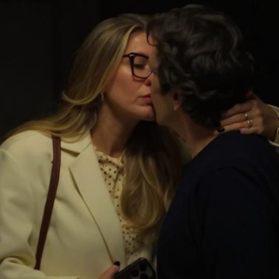 Rebecca Gayheart, 54, beija namorado bilionário de 78 anos