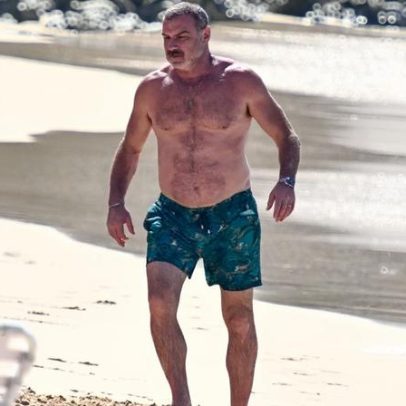 Liev Schreiber aparece sem camisa em Barbados após internação misteriosa