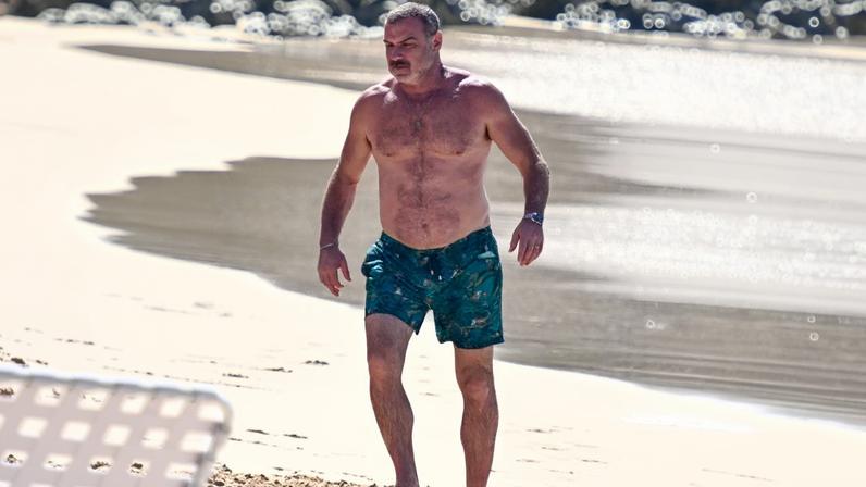 Liev Schreiber aparece sem camisa em Barbados após internação misteriosa