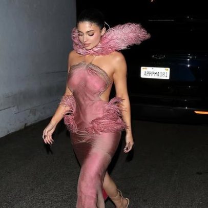 Jenner exibe look com vestido rosa de plumas na festa da Kylie Cosmetics