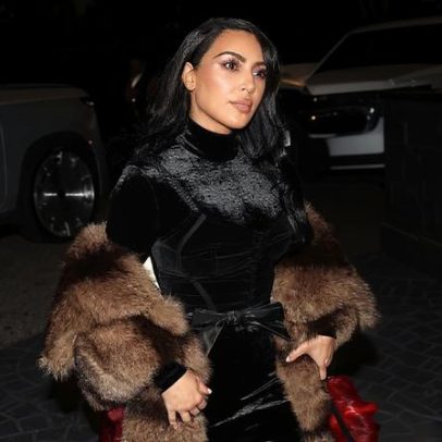 Kim Kardashian aparece com look de festa que a deixa parecida com um presente