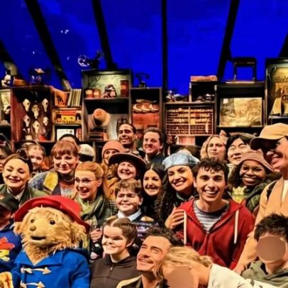 Katy Perry e Orlando Bloom levam filha a peça Paddington em Londres