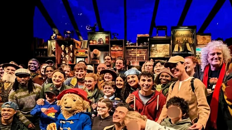 Katy Perry e Orlando Bloom levam filha a peça Paddington em Londres