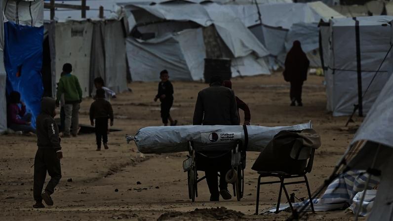 Tendas e abrigos improvisados enquanto a região experimenta condições frias de inverno no campo de refugiados de Al-Mawasi, no sul da Faixa de Gaza, em 29 de dezembro de 2025. Créditos: AFP