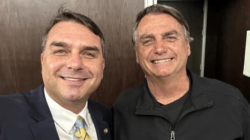 O senador Flávio Bolsonaro (PL-RJ) afirmou, por meio de suas redes sociais, nesta sexta-feira (5), que teria sido escolhido por seu pai, o ex-presidente Jair Bolsonaro (PL), para substituí-lo na disputa pela presidência da república em 2026. Foto: Reprodução Redes sociais