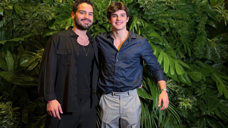 Rodrigo com a mãe, Luciana Cardoso (à esquerda); Rodrigo entre os irmão, João e Lara (à direita) — Foto: Reprodução/Instagram