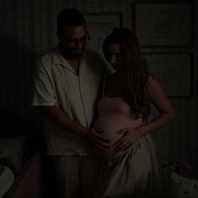 Cantor Isaías Saad e esposa abrem quarto da caçula prestes a nascer