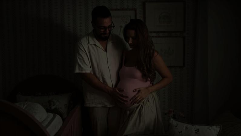 Isaías Saad e Vitória Eisfeld abrem o quarto de Violeta — Foto: Divulgação