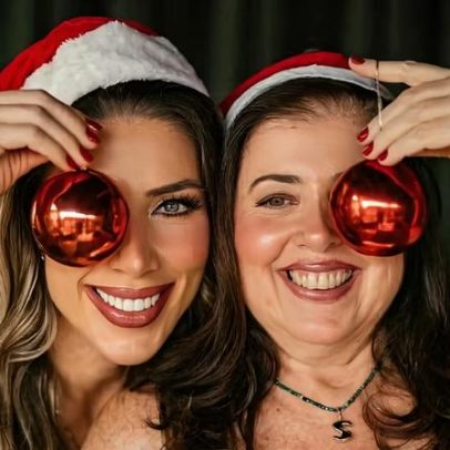 Tati Minerato faz ensaio de Natal com a mãe e exalta o afeto