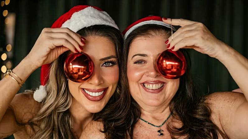 Tati Minerato posa com a mãe em ensaio de Natal — Foto: May Rabello/Divulgação