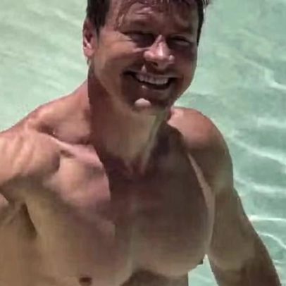Rodrigo Faro aparece de sunga em ilha artificial da mansão