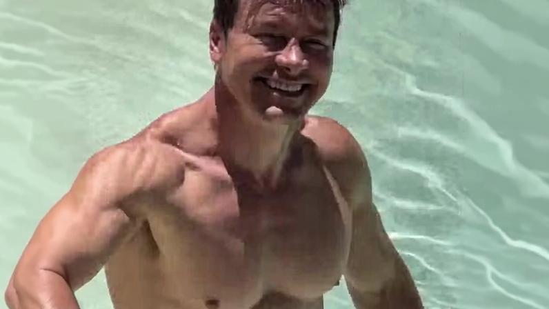De sunga, Rodrigo Faro mostra corpo sarado na ilha artificial de sua mansão — Foto: Reprodução/Instagram