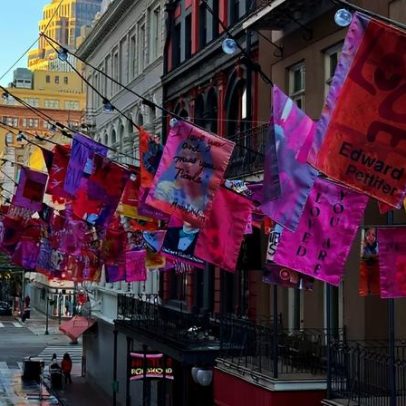 Instalação de arte pública marca aniversário de ataque terrorista em Nova Orleans
