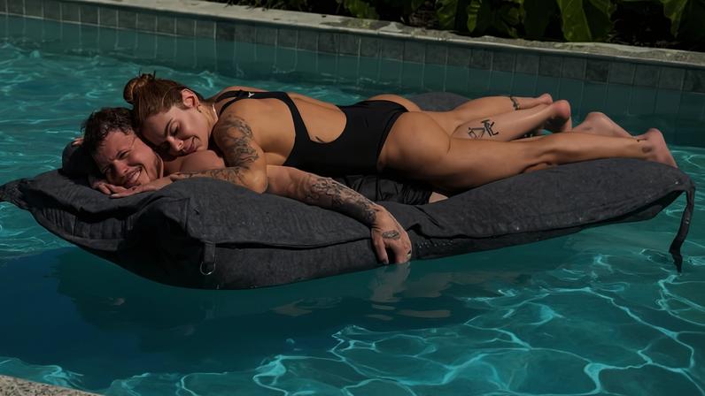 Thaís Vasconcellos curte tarde de romance com Ferrugem — Foto: Repodução/Instagram