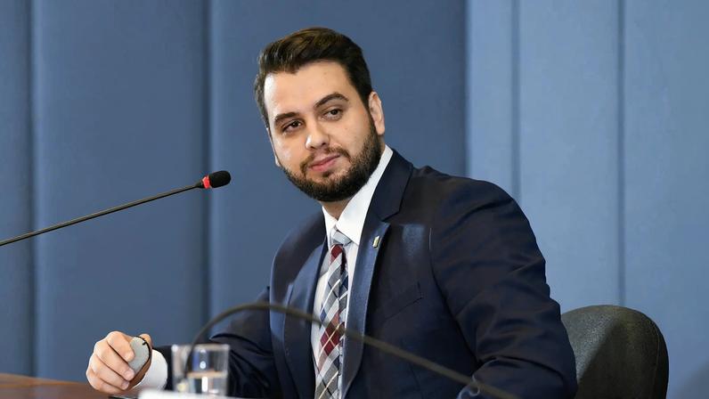 Moraes autoriza Filipe Martins a acompanhar julgamento