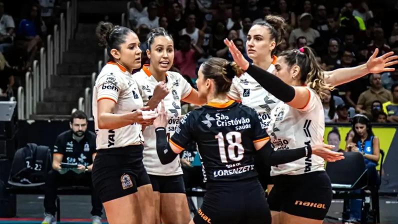 Osasco contra o Flamengo na Superliga feminina (Foto: Hermes de Paula/CRF)