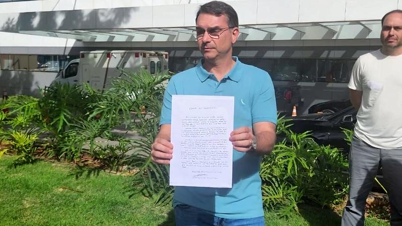 Flávio diz que carta foi escrita pelo pai, Jair Bolsonaro
