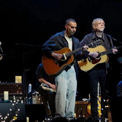 Williams e Welch cobrem Judee Sill em show beneficente para Antonoff
