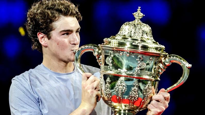 Fonseca com o troféu na temporada de 2025.