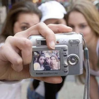 Fotos dos anos 2000 podem desaparecer; descubra como preservar as atuais