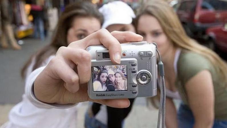 Segundo estimativas recentes, calcula-se que cerca de 5,3 bilhões de fotografias digitais sejam tiradas todos os dias no mundo