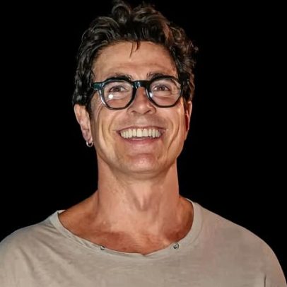 Reynaldo Gianecchini faz rara aparição com a mãe em navio de Alexandre Pires