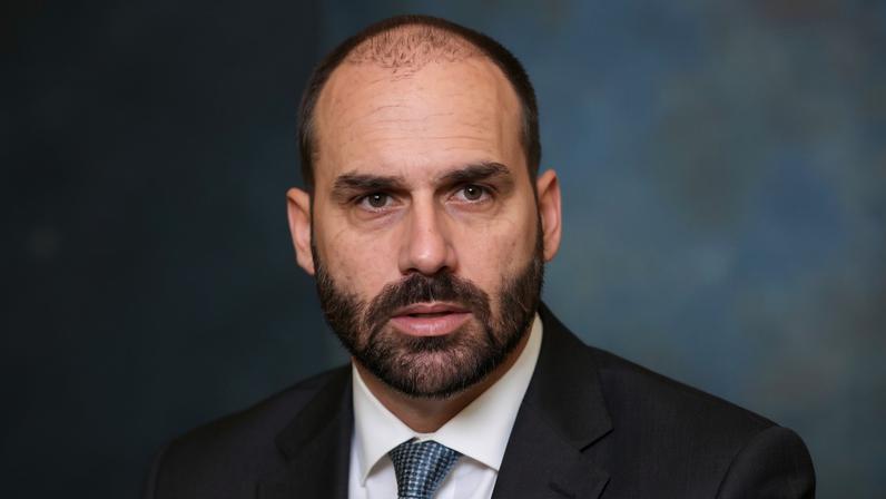 Eduardo Bolsonaro e Alexandre Ramagem — Foto: Reuters/Jessica Koscielniak/File Photo; Reprodução